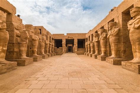 De Tempel van de Tien Koningen, een fascinerende plek met een eeuwenoude geschiedenis en prachtige architectuur!