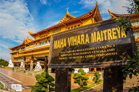 Vihara Buddhagaya: Een kleurrijke spirituele oase midden in het bruisende Medan!